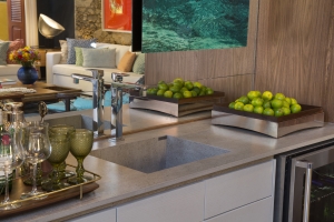 LIVING DO APARTAMENTO DO CASAL - ARQ. PAOLA RIBEIRO  (5) Dekton Keon